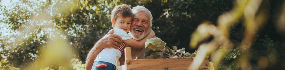 jongen en opa in de tuin