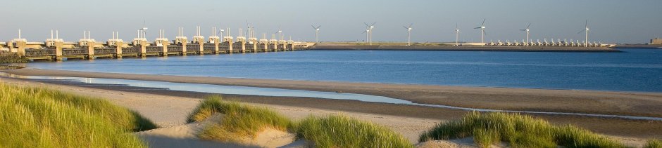 Windmolens in duinen