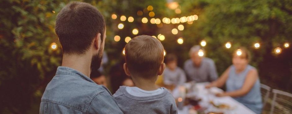 Man met kind familiediner