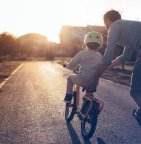 Vader met kind leren fietsen